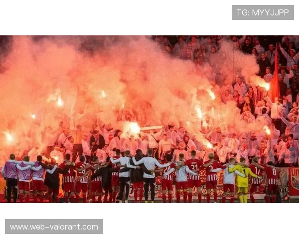 球迷看台燃放烟火，超级杯半决赛一度中断